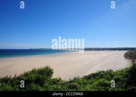 La spiaggia vuota di Porth Kidney Sands, tra Carbis Bay e Lelant nel nord della Cornovaglia. Foto Stock