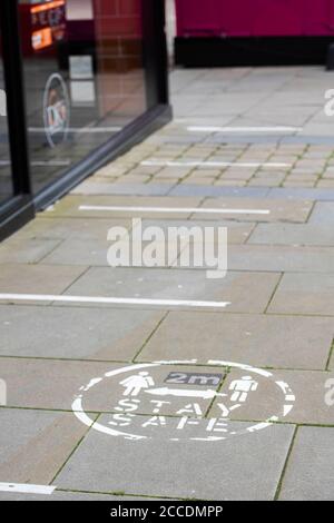Bagnati e cupi iniziano la giornata per i membri del pubblico nel centro di Oldham, che si trova sul bordo della serratura. Foto Stock