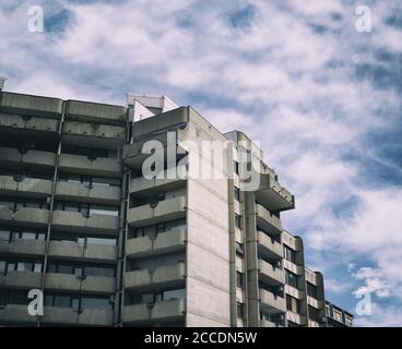 Edificio residenziale realizzato in stile brutale architettura high-tech - casa è fatta di grigio conrete. Simulazione del filtro retrospettiva Foto Stock