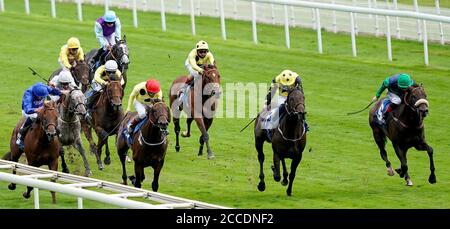 Brunch guidato dal jockey Callum Rodriguez (a destra) sulla loro strada per vincere la corsa Sky Bet Mile Stakes durante il terzo giorno dello Yorkshire Ebor Festival all'Ippodromo di York. Foto Stock