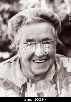Corrie Ten Boom (1892-1983) è stato un orologiaio olandese e cristiano arrestato dai nazisti per aver nascosto gli ebrei durante la seconda guerra mondiale È stata imprigionata a Scheveningen quando i materiali di resistenza e le schede supplementari di razione sono stati trovati nella sua casa. Dopo il processo, è stata trasferita in due campi di concentramento. La sua liberazione finale dal campo di concentramento di Ravensbrück (le fu poi detto) fu il risultato di un errore clericale e una settimana dopo le altre donne del suo gruppo di età furono inviate alle camere a gas. Il suo libro del 1971 e il film del 1975, The Hiding Place, presentano il lavoro della sua famiglia nel nascondere i rifugiati durante la seconda guerra mondiale Foto Stock