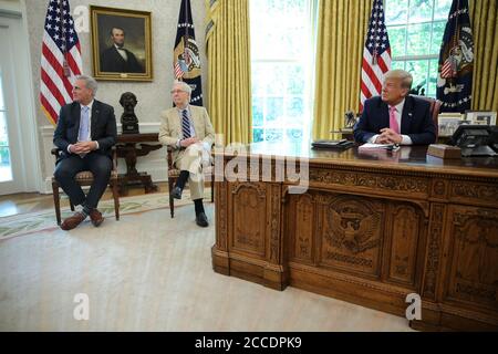 -Washington, District of Columbia - 20200720 il presidente Donald J. Trump parla ai media mentre incontra il leader della maggioranza del Senato statunitense Mitch McConnell (repubblicano del Kentucky) e il leader della minoranza della Camera degli Stati Uniti Kevin McCarthy (repubblicano della California) nell'Ufficio ovale della Casa Bianca. -PICTURED: Kevin McCarthy, Mitch McConnell, presidente Donald Trump -PHOTO by: Oliver Contreras/CNP/startraksphoto.com -071920 Trump-Meeting-Pool 001 questa è un'immagine editoriale, gestita dai diritti. Si prega di contattare Startraks Photo per informazioni sui diritti e sulle tariffe di licenza all'indirizzo sales@startraksphoto.com o chiamare il numero +1 212 414 Foto Stock