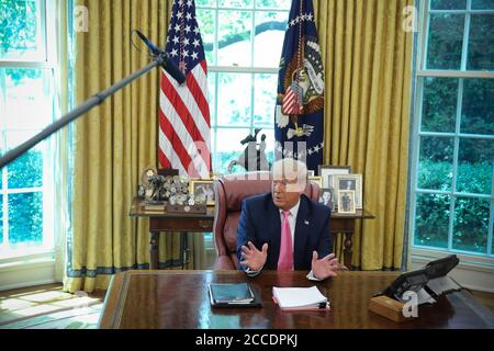 -Washington, District of Columbia - 20200720 il presidente Donald J. Trump parla ai media mentre incontra il leader della maggioranza del Senato statunitense Mitch McConnell (repubblicano del Kentucky) e il leader della minoranza della Camera degli Stati Uniti Kevin McCarthy (repubblicano della California) nell'Ufficio ovale della Casa Bianca. -IMMAGINE: Presidente Donald Trump -FOTO di: Oliver Contreras/CNP/startraksphoto.com -071920 Trump-Meeting-Pool 015 questa è un'immagine editoriale e gestita dai diritti. Si prega di contattare Startraks Photo per informazioni sui diritti e sulle tariffe di licenza all'indirizzo sales@startraksphoto.com o chiamare il numero +1 212 414 9464 questa immagine potrebbe non essere pubblica Foto Stock