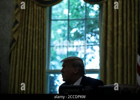 -Washington, District of Columbia - 20200720 il presidente Donald J. Trump parla ai media mentre incontra il leader della maggioranza del Senato statunitense Mitch McConnell (repubblicano del Kentucky) e il leader della minoranza della Camera degli Stati Uniti Kevin McCarthy (repubblicano della California) nell'Ufficio ovale della Casa Bianca. -IMMAGINE: Presidente Donald Trump -FOTO di: Oliver Contreras/CNP/startraksphoto.com -071920 Trump-Meeting-Pool 020 questa è un'immagine editoriale e gestita dai diritti. Si prega di contattare Startraks Photo per informazioni sui diritti e sulle tariffe di licenza all'indirizzo sales@startraksphoto.com o chiamare il numero +1 212 414 9464 questa immagine potrebbe non essere pubblica Foto Stock