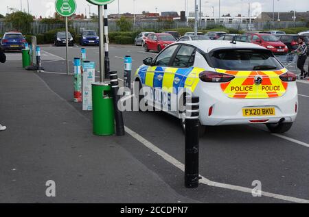 Un'auto della polizia parcheggiata fuori dal supermercato ASDA nel parcheggio Foto Stock
