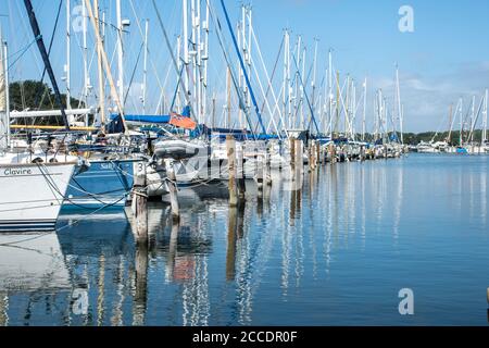 Barche e barche ormeggiate a Birdham Pool Marina vicino a Chichester, West Sussex, UK Foto Stock