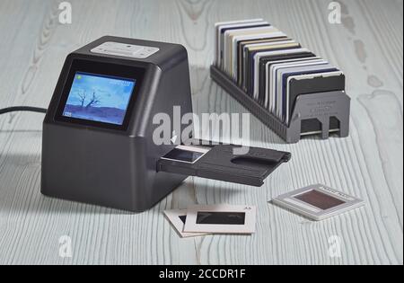 35 mm Slidescanner e vetrini su tavolo di legno pronti per l'uso Foto Stock