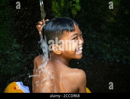 La cerimonia di Melukat è una cerimonia di purificazione per purificare il corpo sia spiritualmente che fisicamente lavando o dotando il testa e corpo in santa wa Foto Stock