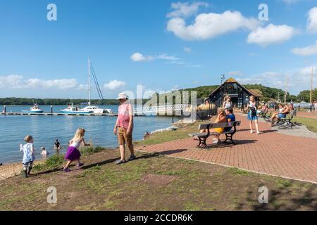 Le famiglie che si godono una vacanza o una vacanza a Chichester Marina sul porto di Chichester, West Sussex, Regno Unito, in un giorno soleggiato di agosto Foto Stock