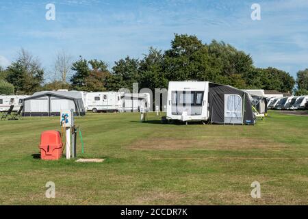 Caravan e tende al campeggio Ellscott Park a Birdham, West Sussex, Regno Unito, durante l'estate Foto Stock