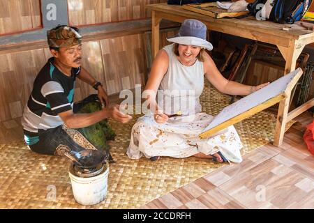 Batik è una tecnica tradizionale balinese di tintura cerata-resistente applicata a stoffa intera. Questa tecnica è nata da Java ma è diventata popolare Foto Stock