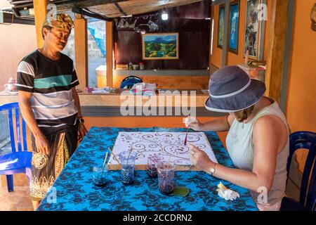 Batik è una tecnica tradizionale balinese di tintura cerata-resistente applicata a stoffa intera. Questa tecnica è nata da Java ma è diventata popolare Foto Stock