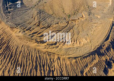Vista aerea del cratere vulcanico tipo maar, approvvigionare Cerro Colorado nelle montagne della Riserva della Biosfera di El Pinacate e il grande deserto di altare a sonora, Messico. Patrimonio dell'umanità dall'unesco. Tipico ecosistema desertico in Arizona a pochi chilometri dal sito. Il vulcano è il secondo più grande di un'estesa catena di coni vulcanici e crateri. Questo cratere si distingue dagli altri per il suo colore rossastro e la sua formazione con materiale argilloso (Foto di Luis Gutierrez / Foto Norte) Vista aerea del cráter volcánico tipo maar, approvvigionare Cerro Colorado en la sierra de la Reserva de la Bio Foto Stock