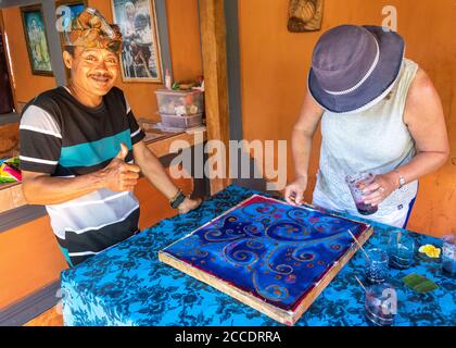 Batik è una tecnica tradizionale balinese di tintura cerata-resistente applicata a stoffa intera. Questa tecnica è nata da Java ma è diventata popolare Foto Stock