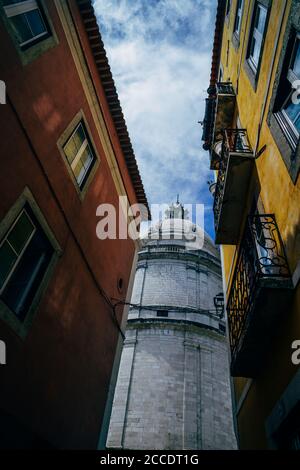 Vista verticale stretta della cattedrale del Pantheon a Lisbona, Portogallo Foto Stock