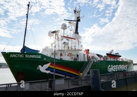 Bordeaux , Aquitaine / Francia - 08 16 2020 : cartello con il logo Greenpeace sulla nave The Arctic Sunrise in Bordeaux porto Francia Foto Stock