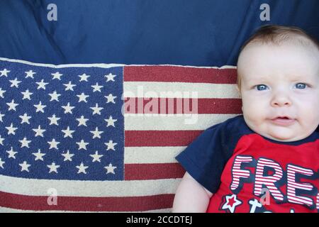 Un bambino americano fiero con i colori naturali di corrispondenza degli Stati Uniti d'America: Rosso, bianco e blu. Foto Stock