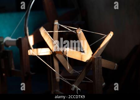 Vecchia ruota rotante in legno per la lavorazione a maglia stock foto Foto Stock