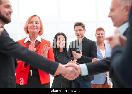 Uomini d'affari rendendo stretta di mano in un ufficio. Foto Stock