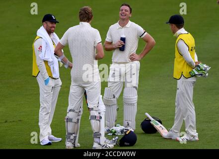 L'inglese Jos Buttler (seconda a destra), Zak Crawley, Jack Leach e Sam Curran chiacchierano tra loro durante la pausa bevande il giorno uno della terza partita di prova all'Ageas Bowl, Southampton. Foto Stock