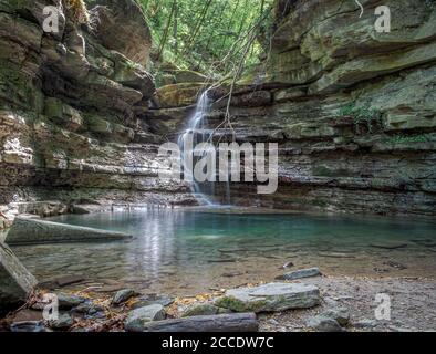 Piccola cascata su uno stretto torrente nell'Appennino Settentrionale. Palazzuolo sul Senio, provincia di Firenze, Toscana, Italia Foto Stock