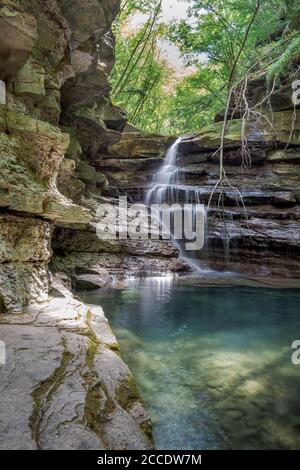 Piccola cascata su uno stretto torrente nell'Appennino Settentrionale. Palazzuolo sul Senio, provincia di Firenze, Toscana, Italia Foto Stock