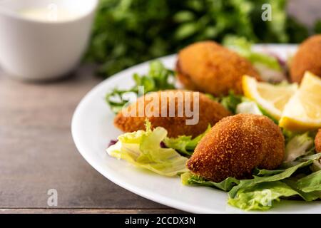 Kibbeh libanese tradizionale su tavolo di legno Foto Stock