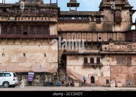 Orchha, Madhya Pradesh, India - Marzo 2019: La bella facciata esterna con gallerie intricately progettato sulle pareti dell'antica Jehangir Mah Foto Stock