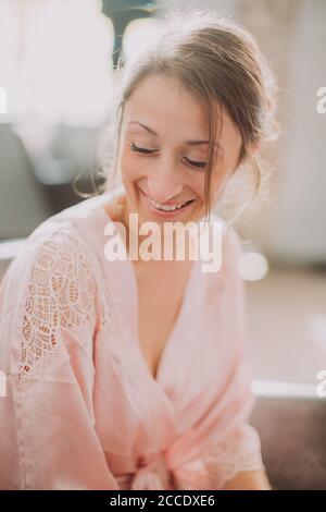 Donna in abito da vestirsi, felice, sorridente, primo piano Foto Stock