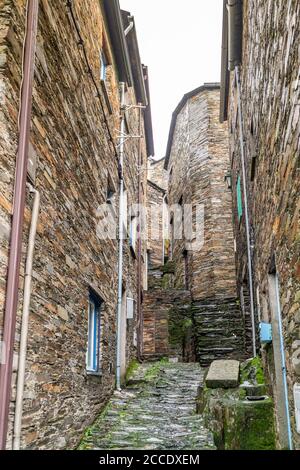 Incredibile antico villaggio con case di scisti, chiamato Piodao a Serra da Estrela, Portogallo Foto Stock