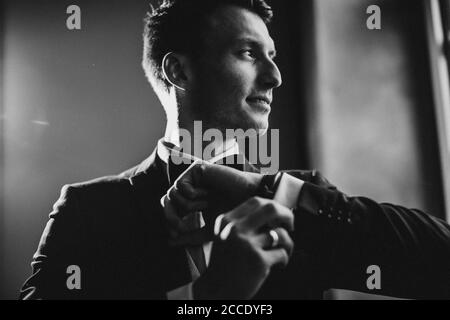 Uomo, vestito da festa, vestito, cravatta di prua, Foto Stock