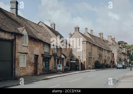 Stow-on-the-Wold, Regno Unito - 10 luglio 2020: Fila di negozi locali sulla strada principale di Stow-on-the-Wold, una città di mercato a Cotswolds, Regno Unito, costruita sulle fosse romane Foto Stock