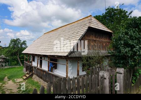 Uzhhorod, Ungwar, Museo di architettura e vita folcloristica, casa tradizionale dai villaggi di Zakarpattia (Carpazi) in Transcarpazi o Foto Stock