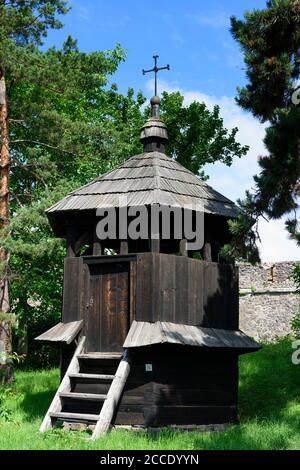 Uzhhorod, Ungwar, Museo di architettura e vita folcloristica, campanile, dal villaggio attraverso Zakarpattia (Carpazi) in Oblast Transcarpazi, Foto Stock