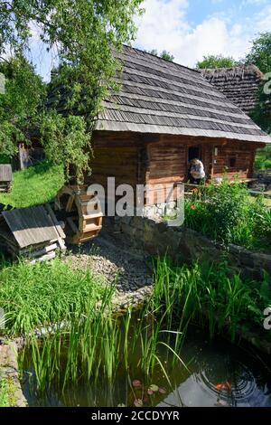 Uzhhorod, Ungwar, Museo di architettura e vita folcloristica, casa tradizionale dai villaggi di Zakarpattia (Carpazi) in Transcarpazi o Foto Stock