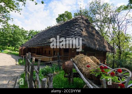 Uzhhorod, Ungwar, Museo di architettura e vita folcloristica, casa tradizionale dai villaggi di Zakarpattia (Carpazi) in Transcarpazi o Foto Stock