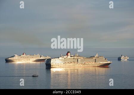 Navi da crociera: Regina Victoria, Regina Maria 2, Marella Explorer e Marella Discovery ancorati a Weymouth Bay. Mogled durante la pandemia di Covid-19. Foto Stock