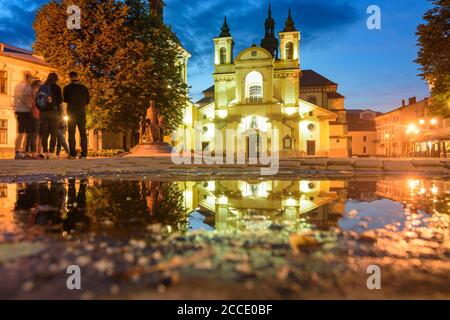 Ivano-Frankivsk, Museo d'Arte Precarpatiana (ex Chiesa Parrocchiale della Vergine Maria), Piazza Sheptytsky a Ivano-Frankivsk Oblast, Ucraina Foto Stock