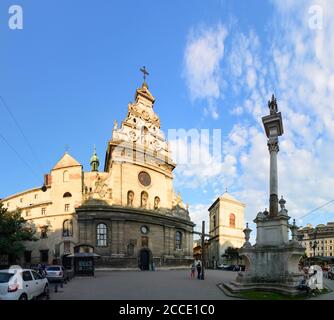 Lviv (Lwew, Lemberg), ex chiesa bernardina e chiesa cattolica romana di Sant'Andrea, oggi la chiesa greco-cattolica di Sant'Andrea (a sinistra) a Lviv O. Foto Stock