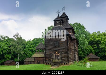 Kiev (Kiev), Museo di architettura popolare e Folkways dell'Ucraina a Pyrohiv, chiesa di legno a Kiev, Ucraina Foto Stock