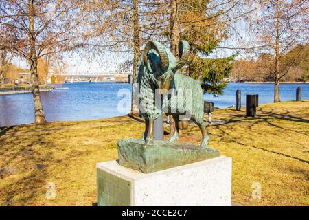 Savonlinna, Finlandia 21 04 2019: Scultura Statua della leggendaria RAM nera Musta P ssi in finlandese che un tempo salvò il Castello di Olavinlinna situato sul Foto Stock