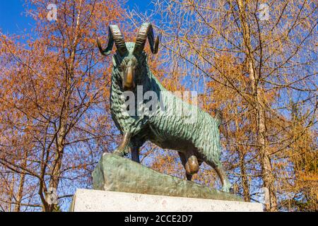 Savonlinna, Finlandia 21 04 2019: Scultura Statua della leggendaria RAM nera Musta P ssi in finlandese che un tempo salvò il Castello di Olavinlinna situato sul Foto Stock