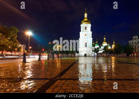 Kiev (Kiev), Cattedrale di Santa Sofia, campanile (fronte) e chiesa di Kiev, Ucraina Foto Stock