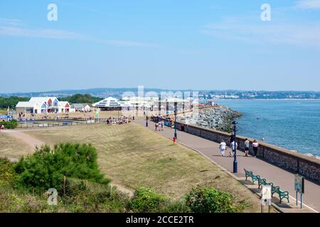 Vista sulla località balneare britannica Dalish Warren, Devon. La vista mostra ai vacanzieri che si godono il sole in una calda giornata di sole Foto Stock