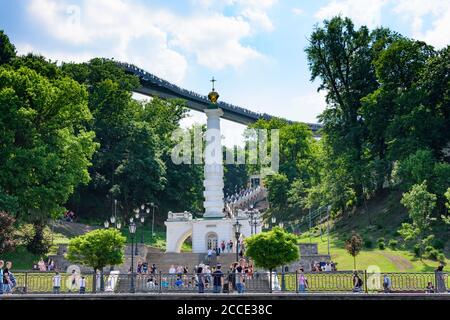 Kiev (Kiev), pavimento in vetro Klitschko pedone-bicicletta ponte, Monumento ai diritti di Magdeburgo a Kiev, Ucraina Foto Stock