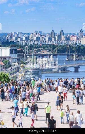 Kiev (Kiev), piattaforma di osservazione al People's Friendship Arch (Monumento dell'amicizia delle nazioni), fiume Dnipro (Dnieper) a Kiev, Ucraina Foto Stock