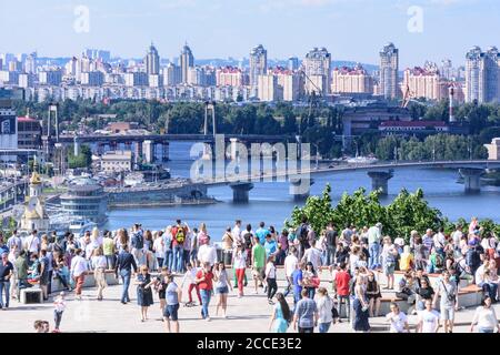 Kiev (Kiev), piattaforma di osservazione al People's Friendship Arch (Monumento dell'amicizia delle nazioni), fiume Dnipro (Dnieper) a Kiev, Ucraina Foto Stock