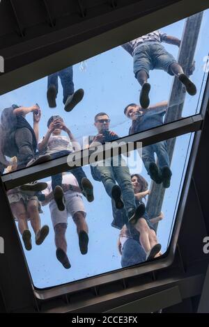 Kiev (Kiev), pavimento in vetro Klitschko pedone-bicicletta ponte, persone fotografate da sotto a Kiev, Ucraina Foto Stock