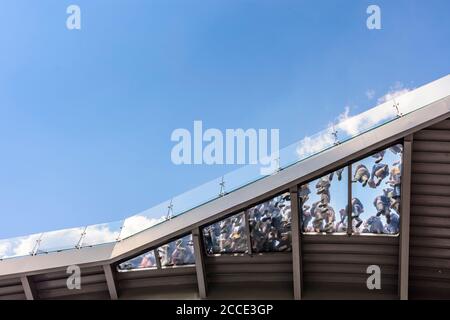 Kiev (Kiev), pavimento in vetro Klitschko pedone-bicicletta ponte, persone fotografate da sotto a Kiev, Ucraina Foto Stock