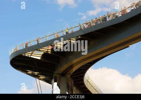 Kiev (Kiev), pavimento in vetro Klitschko pedone-bicicletta ponte a Kiev, Ucraina Foto Stock